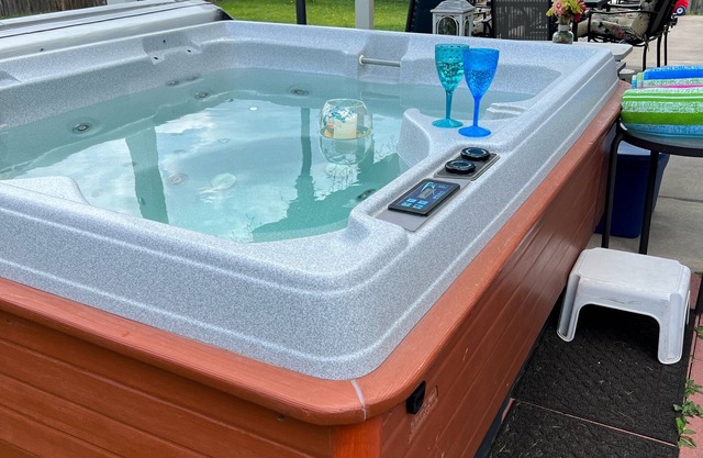Private, Spacious Basement Suite - Hot Tub, Kitchenette, Ping Pong, Kid-friendly