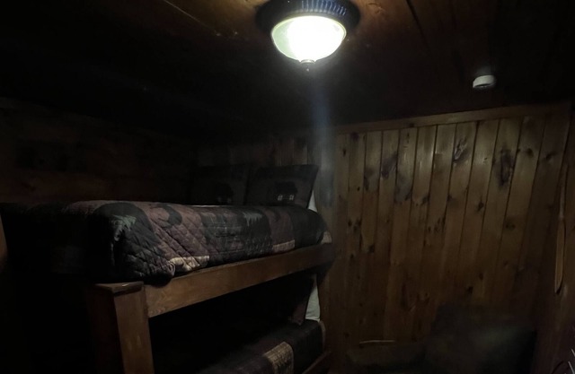 Private Spacious cabin in the woods