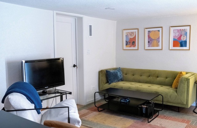 Private Urban Garden Apartment in the heart of Denver