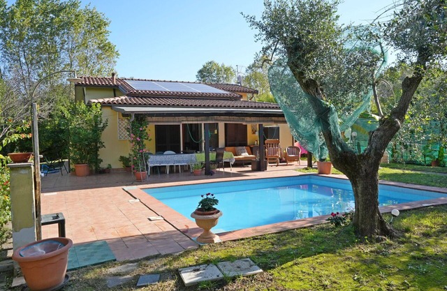 Private Villa with A/C, private pool, WIFI, TV, veranda, pets allowed, parking, close to La Spezia