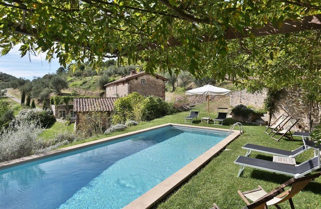 Private Villa with A/C, WIFI, private pool, TV, terrace, panoramic view, parking, close to Lucca