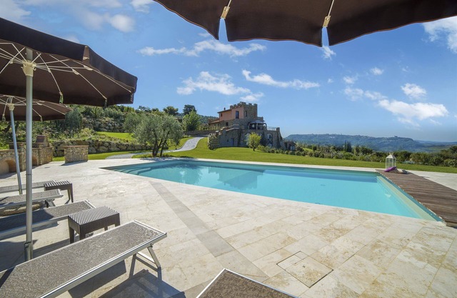 Private Villa with private pool, WIFI, A/C, TV, terrace, panoramic view, close to San Gimignano