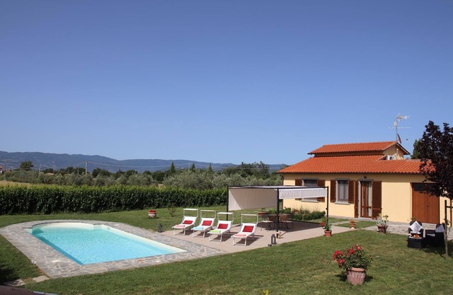 Private Villa with WIFI, private pool, A/C, TV, pets allowed, panoramic view, close to Cortona