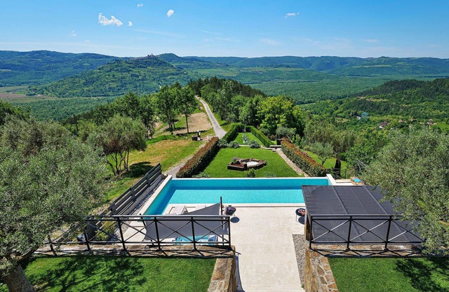 Private Villa with WIFI, A/C, private pool, hot tub, TV, terrace, pets allowed, panoramic view