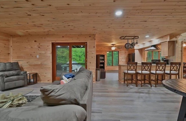 PRIVATE W/ HOTTUB/FIRE PIT/SHUFFLE BOARD/AIR HOCKEY/BAR-10 MIN to SKI/ Sleeps 18
