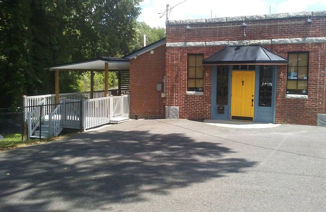 PROMO 10% WEEKLY /15% MONTHLY Lillie's Pet Friendly, small fenced area off deck
