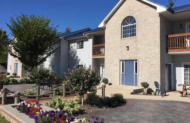 Put-in-Bay Poolview Condo #7