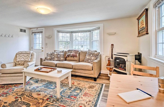 Quaint & Bright Pocasset Cottage: ~ 2 Mi to Beach!