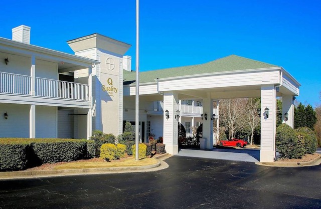 Quality Inn Fayetteville near Historic Downtown Square