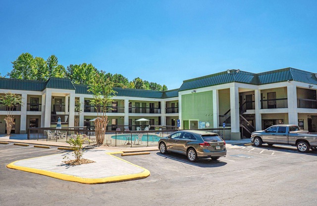 Quality Inn & Suites Near Six Flags - Austell