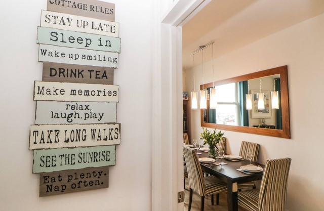 QUAYSIDE LOOKOUT, country holiday cottage in Brixham