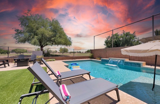 Queen Creek Cool! Pool/Game Room Sleeps 12!