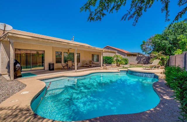 Queen Creek Pool Home! Close to Marketplace!