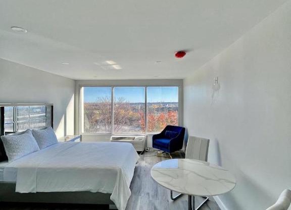 Queen of Charm Luxury Suite Downtown Hartford Location!Location!Location!