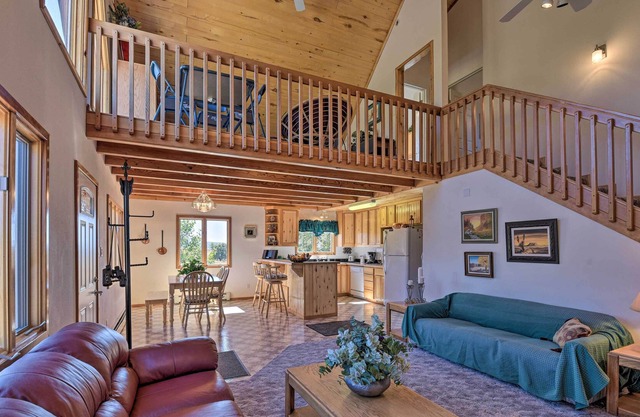 Questa Home w/ Views - 13 Mi to Red River Skiing!
