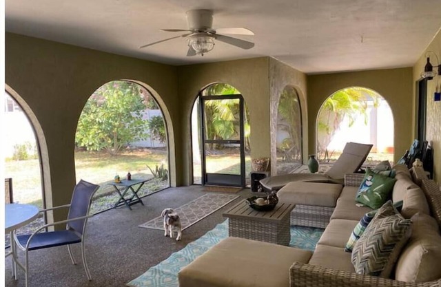 Quiet 2 bedroom island home blocks from beach!