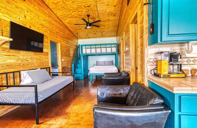 Quiet and relaxing cabin - BEAUTIFUL FRIO RIVER FRONTAGE on 26 ACRES