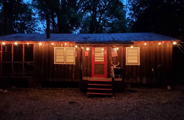 Quiet and secluded rustic/vintage cabin near Clarks Hill Lake and Lake Russell