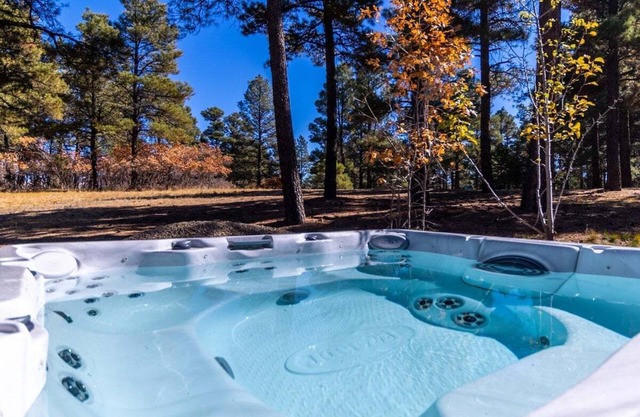 Quiet Area, Hot Tub, Close to Lakes, Shopping and Dining