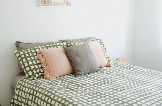 Quiet Corner: 2BR, Sleeps 4, Near Perth & Fremantle