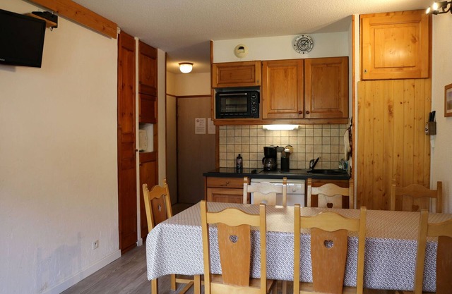 Quiet duplex for 8, close to services