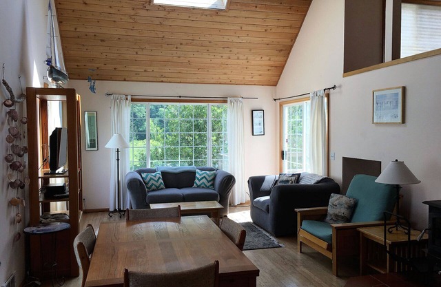 Quiet, easy walk to town or beach. Family and pet friendly