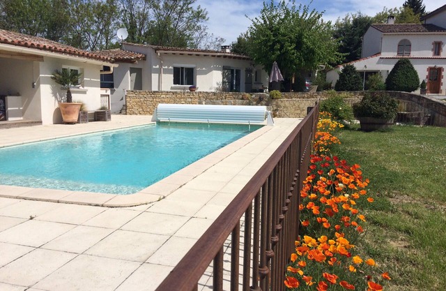 QUIET 8-BED FAMILY HOME WITH SWIMMING POOL