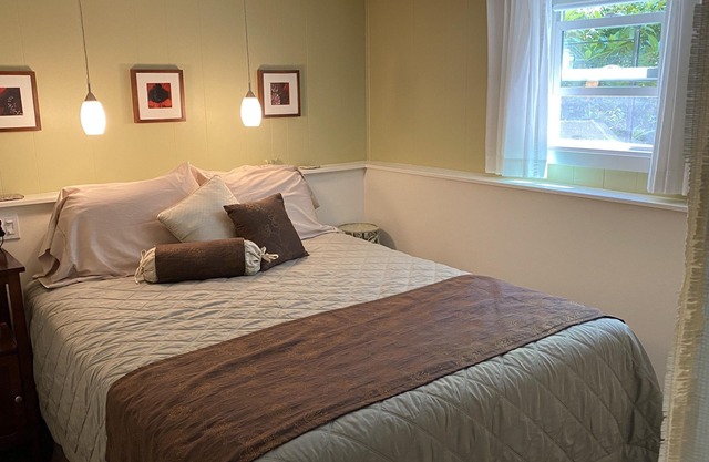 Quiet Retreat Near Trendy Commercial Drive - 90 Days plus