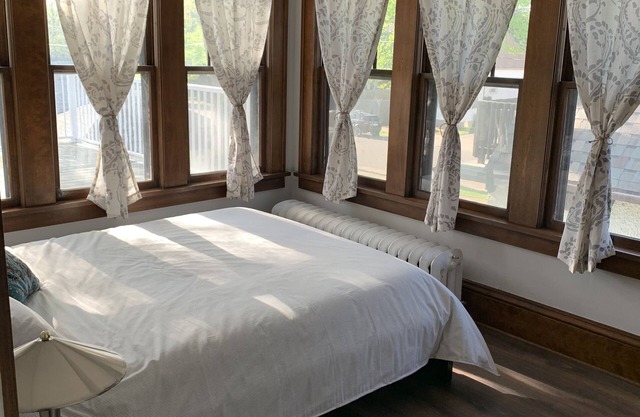 Quiet upper unit close to Uptown -Close to Lakes and downtown