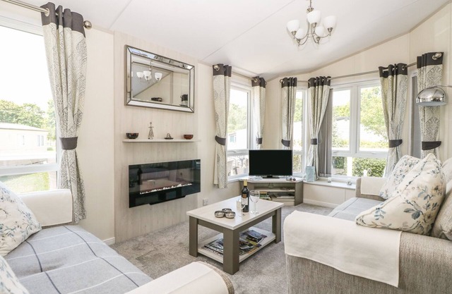 QUINCE 10, with pool in Ringwood
