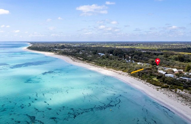 Quindy Beach Cottage – Steps to the Bay