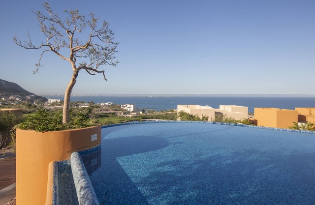 Quinta with golf course and ocean panoramic views
