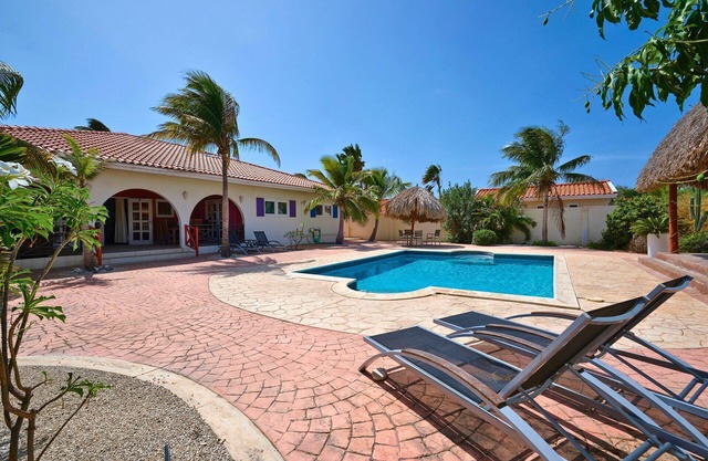 Rainbow Villa - 5BR 2BA located in Noord