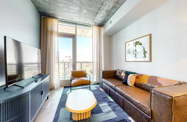 Rainey Street Luxe condo - skyline-view balcony - rooftop pool & gym