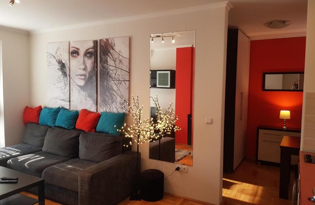 Rajiceva 5- apartman sa prostranom terasom i garaznim mestom