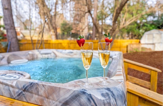 Raleigh-Cary HEATED Pool/Hot Tub/NEAR Pickleball/Dog & Family Friendly
