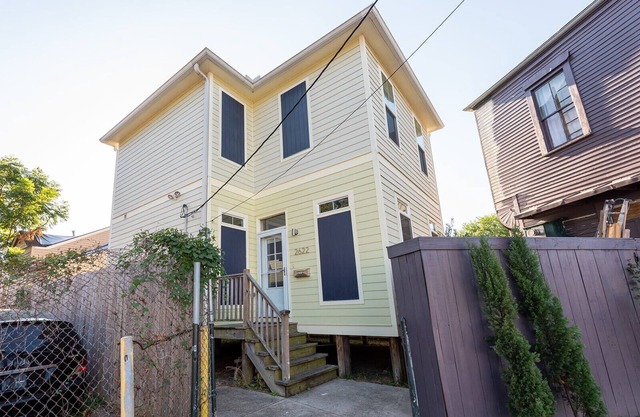Rare single home steps to Jazz Fest, a mile to the French Quarter, pet friendly