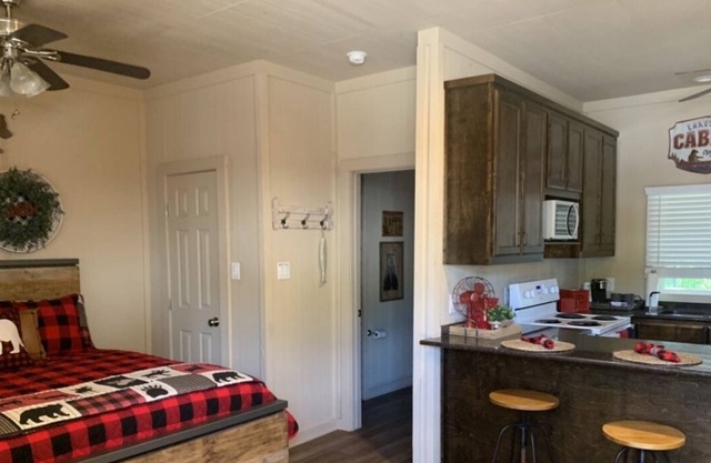 Red Cabin and RV parking with Access to the Red River