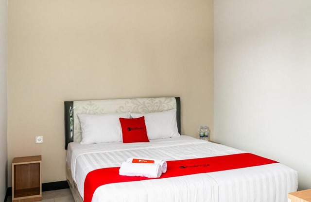 RedDoorz near Puri Indah Lippo Mall 2