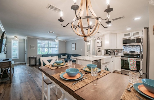 Redone Home-3 bedroom, 2 bathroom, and a fireplace near Siesta Key