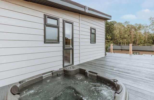 Redwood Lodge VIP Hot Tub