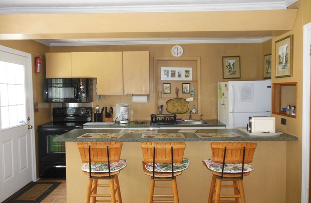 Rehoboth Bay Cottage - Bay view, family friendly,1 1/2 block walk to ocean beach
