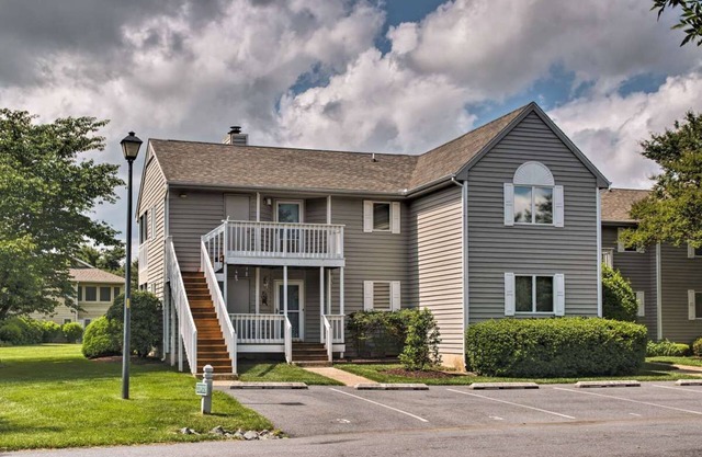 Rehoboth/Lewes/Dewey Condo w/Porch - 15 Mins From Beach!