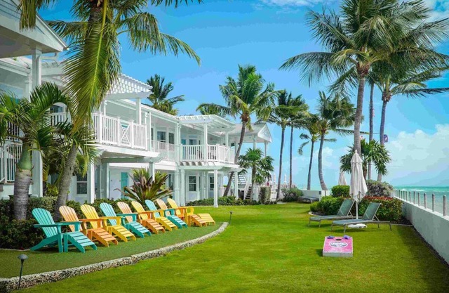 Relax in Key West – Enjoy Beach Access and Refreshing Poolside Relaxation!