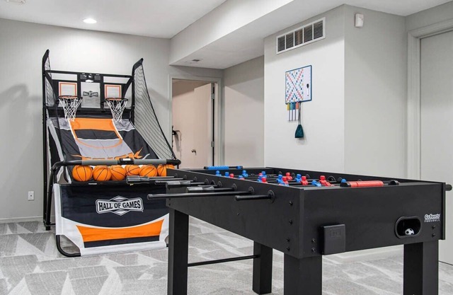 Relax in Style! 5BR Home, Hot Tub & Games!