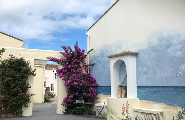 Relaxation in a residence with swimming pool in La Flotte en Ré