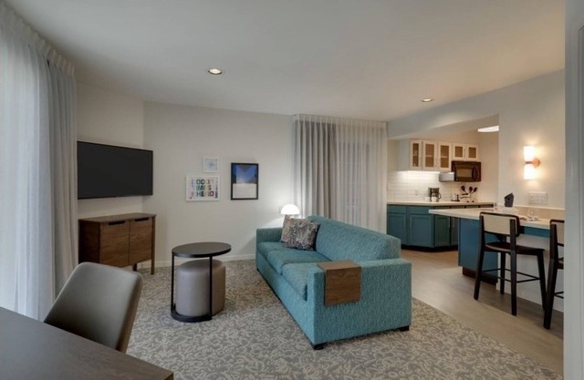 Relaxing 1 BR Suite | 3 Units w/BBQ Facilities, Mini Fridge & Swimming Pool!