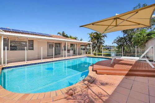 Relaxing 4BR Robina Escape with Parking & Pool