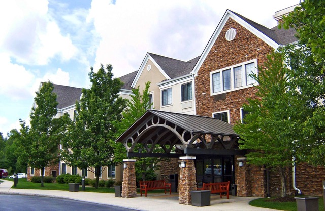 Relaxing King Stay Near Houston Museum District! Kitchen, Parking, Pool & Gym!