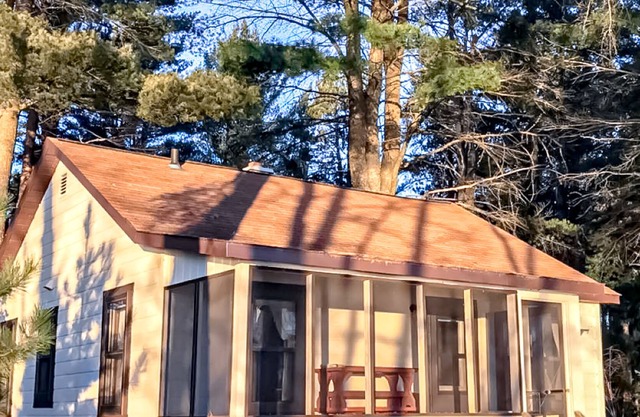 Relaxing lake getaway with water views, on-site swimming, fishing, & boating